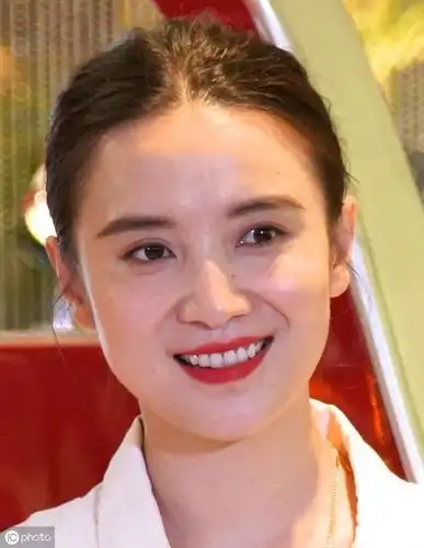 宋佳在我和我的祖国的护航单元中饰演最帅女机长