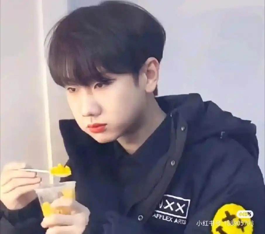 是唱歌很好听的汪苏泷~ 恰巧看到这张照片感觉好可爱,不知道这种画风