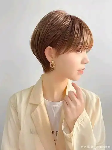 今天推荐的第二种发型就是立体别耳短发,我们看一个发型是否立体,从