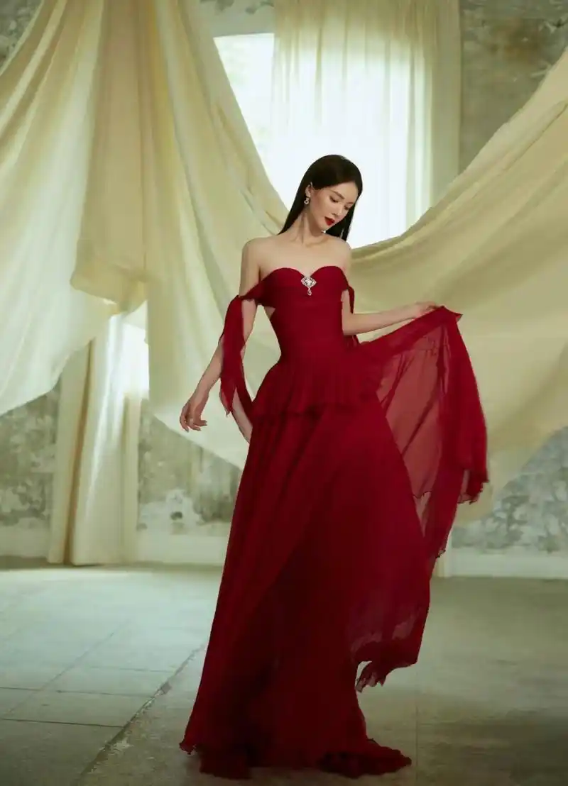 金晨身材全展现,穿红色抹胸礼服裙,展现锁骨线条 白皙肌肤,优雅又性感