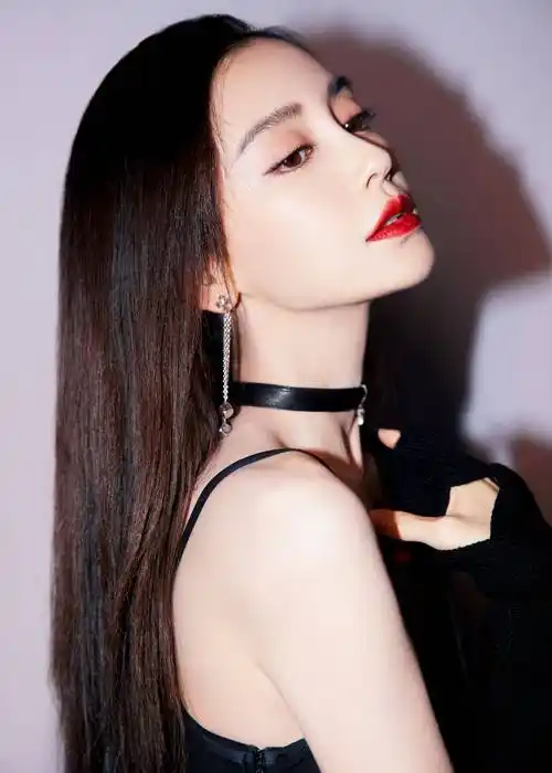 杨颖黑色紧身吊带连衣裙又飒又酷美貌值满分