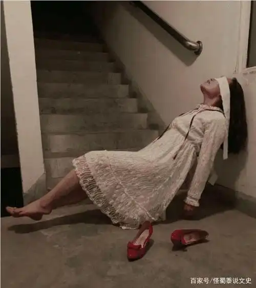 旁边的红色高跟鞋未免有点太吓人了吧.
