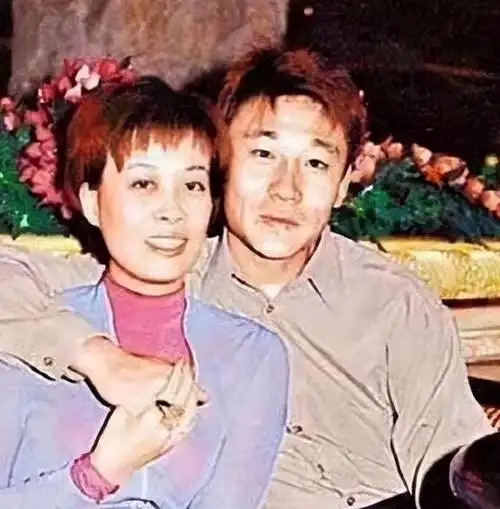 分手19年,再看那英和高峰的处境,两人的差距一目了然