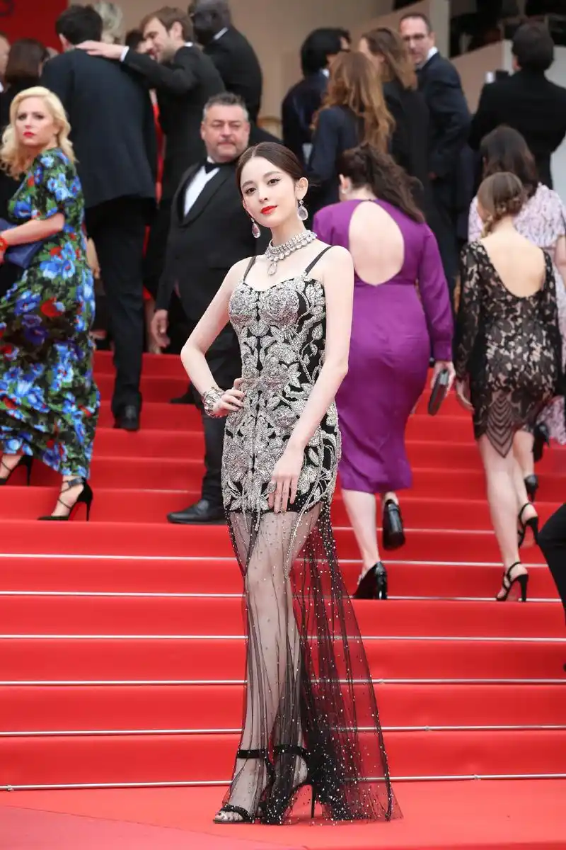 古力娜扎黑色蕾丝时尚吊带裙,性感大方