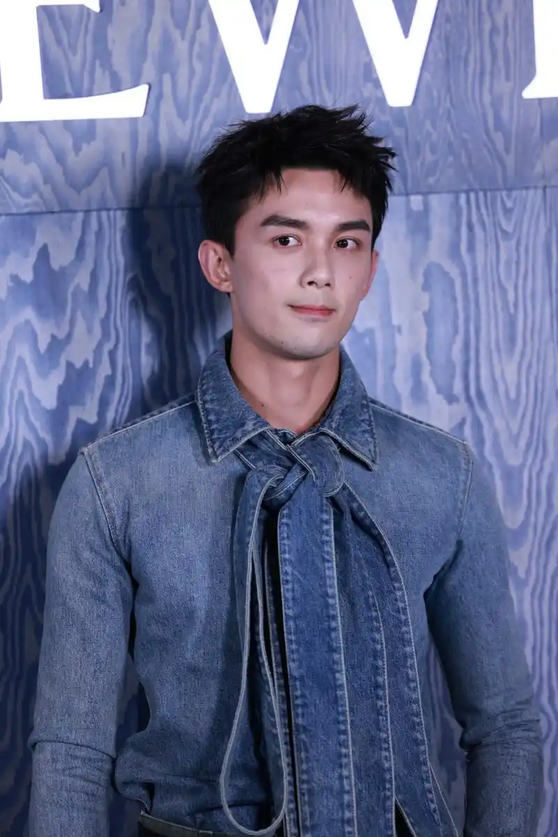 3月29日,演员吴磊因尝试贵州特色绿鸡蛋而陷入一场小风波.