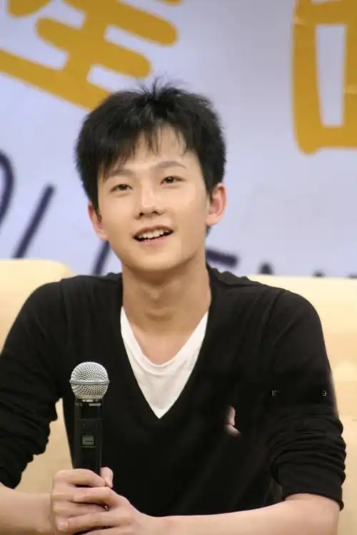 小鲜肉出道前后差异巨大:杨洋像二傻,陈伟霆呆萌,张艺兴是小胖子