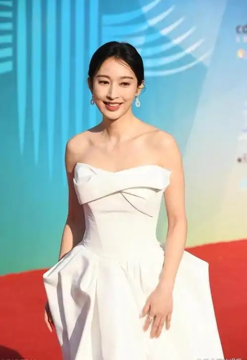 恋富二代,玩跨国恋,多段恋情无疾而终,张俪被称"渣男吸铁石"