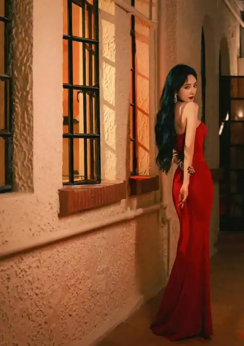 照片充分运用了光影,光与影的绝美搭配让照片充满了神秘感和氛围感.