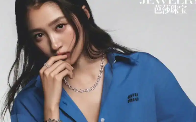 关晓彤飒爽御姐风大片曝光内衣配西装又美又撩颜值身材超养眼