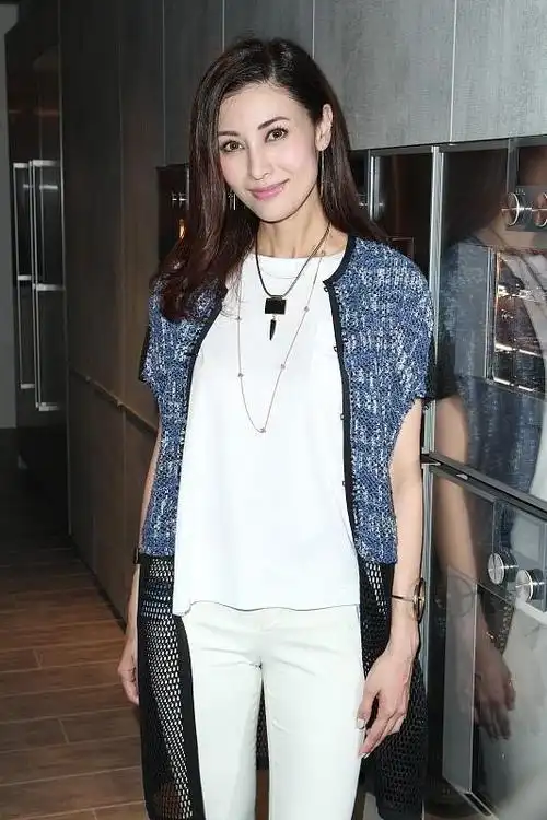 李嘉欣不愧是模特即使老了还是那么有气质随意披着外套都很美
