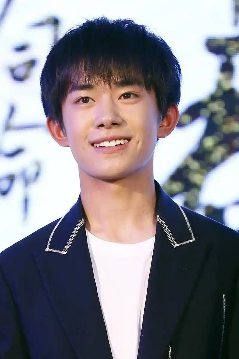 易烊千玺的阳光板笑容是他最迷人的特点之一.