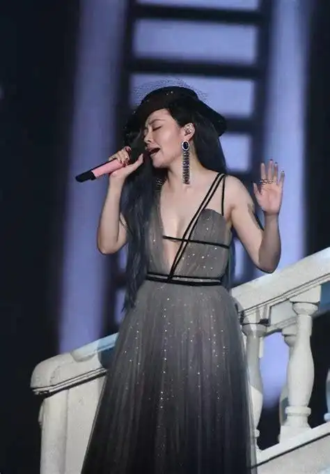 张靓颖打r环图片张靓颖打乳环目的为性爱吗2022已更新今日动态