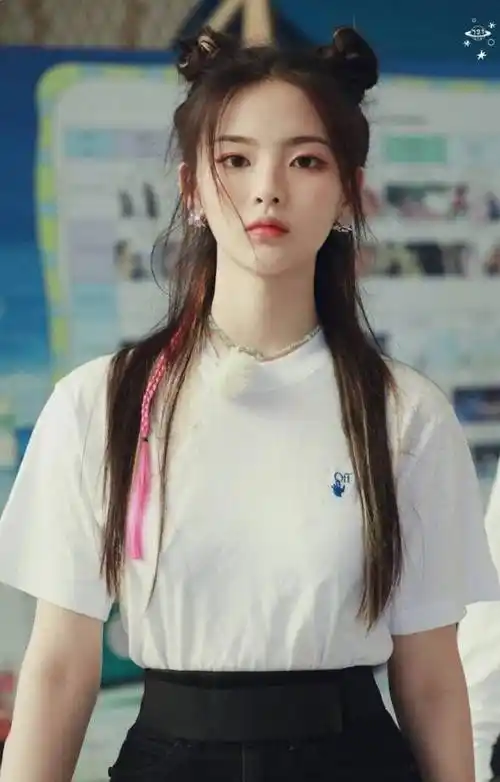 杨超越cos哪吒路透图曝光,额间印迹太抢眼,还原度远超当年的宋祖儿