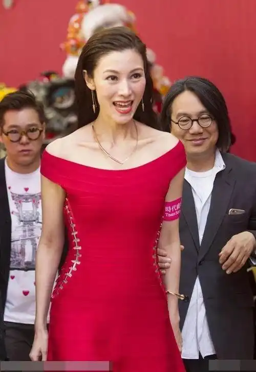 李嘉欣祖籍上海,于1970年出生在中国澳门,毕业于香港玛利诺修院学校