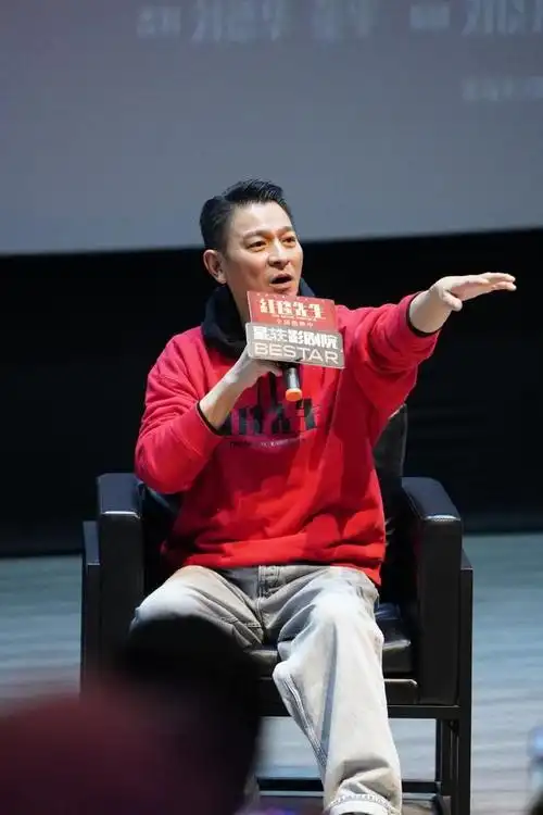 刘德华62岁示范:发型精致,裤短不油