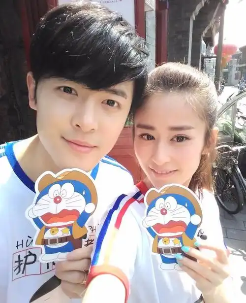 陈妍希颖儿带娃游迪士尼,小星星睫毛又长又密,小月亮很像付辛博