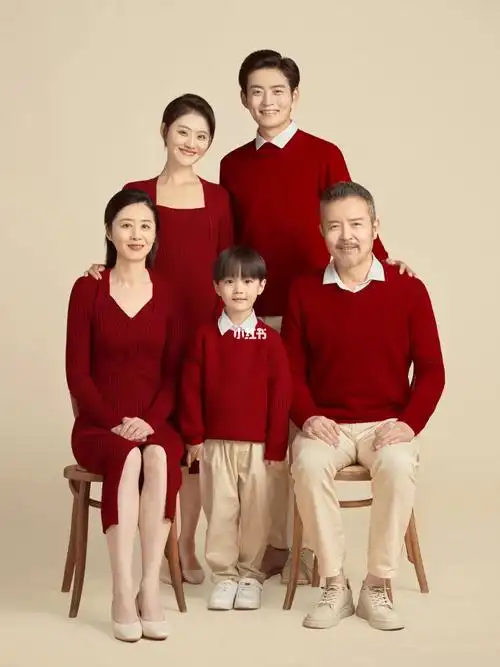 带家人拍一套红色毛衣全家福吧