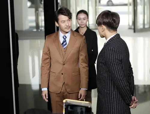 (王东饰演沈东军)日前,都市情感励志偶像剧《克拉恋人》正在浙江和