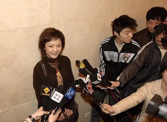 图文:《天堂的眼睛》关机 王纳文演员身份亮相(6)