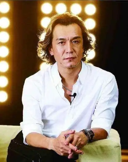 前央视名嘴李咏剪短头发变这样,以前的大妈样不见了,还认出来不