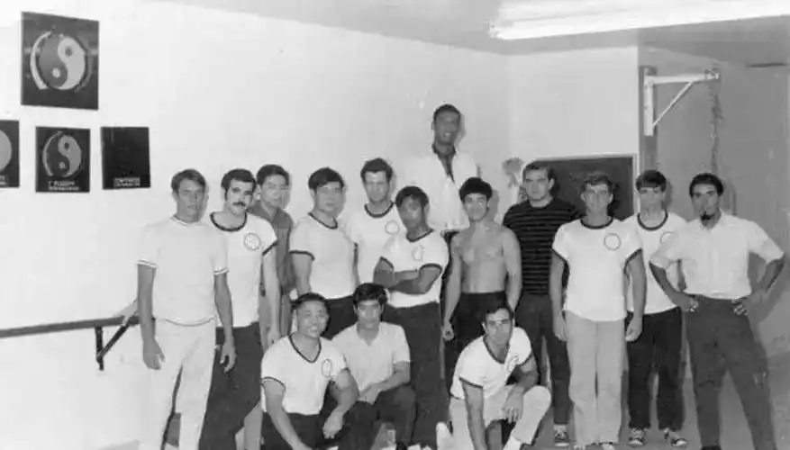 黄泽民挑战李小龙始末:妻子琳达怀孕八个月观战,3分钟败北