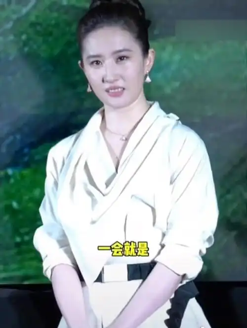 这是刘亦菲吗?满脸油腻,肥胖了很多,牙齿太丑了,怎么