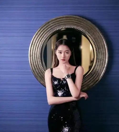 关晓彤黑天鹅写真大片一袭黑色亮片开叉裙美艳动人