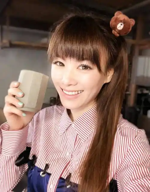 原创东方卫视万蒂妮长相甜美口碑又好原来她嫁给了自己的小学同学