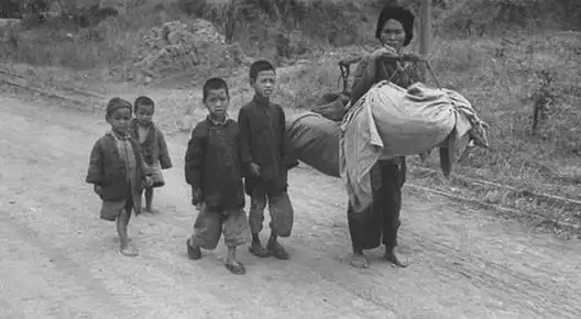 1945年珍稀老照片:旧社会的苦难生活,普通人的艰辛岁月