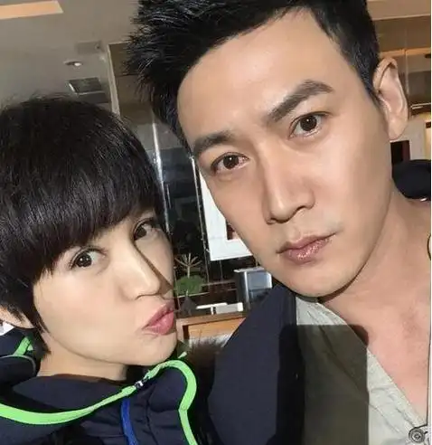 越来越有夫妻脸 鲍蕾的自拍能分分钟错看成陆毅