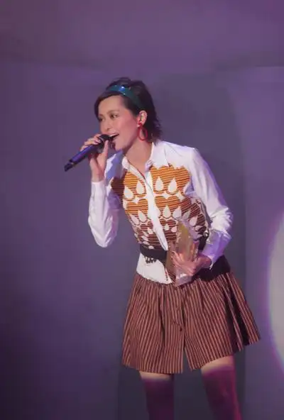 影音娱乐 音乐 2004年度tvb十大劲歌金曲颁奖典礼专题 正文梁咏琪唱歌