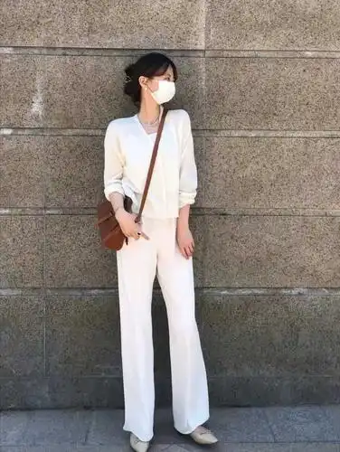 夏天白裤子搭什么上衣最好看