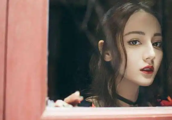 原创迪丽热巴首登开年杂志封面粉丝组织冲销量却又被内涵有恋情