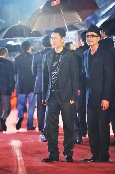 吴秀波潮装出镜 人气上涨引粉丝追捧(组图)