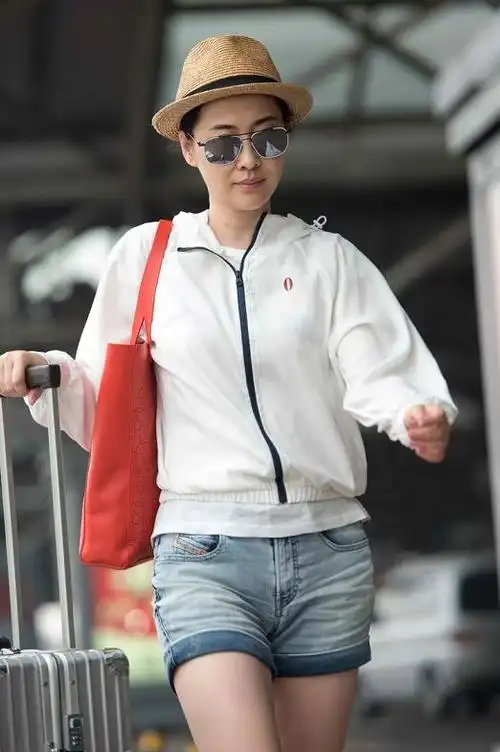 梅婷虽是"大婶的年纪",穿衣很有少女感,白外套配短裤减龄俏皮