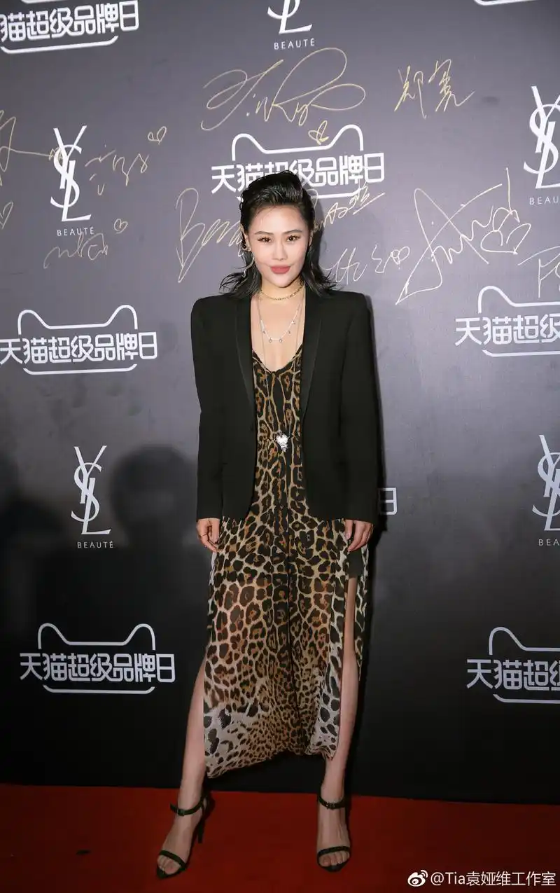 33岁袁娅维真敢穿!豹纹裙 西装外套尽显老态,网友:哪来的自信