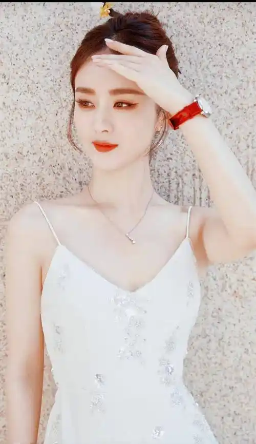 赵丽颖的丸子头发型不仅美得惊人,还隐藏着一个大秘密!_照片_时尚_造