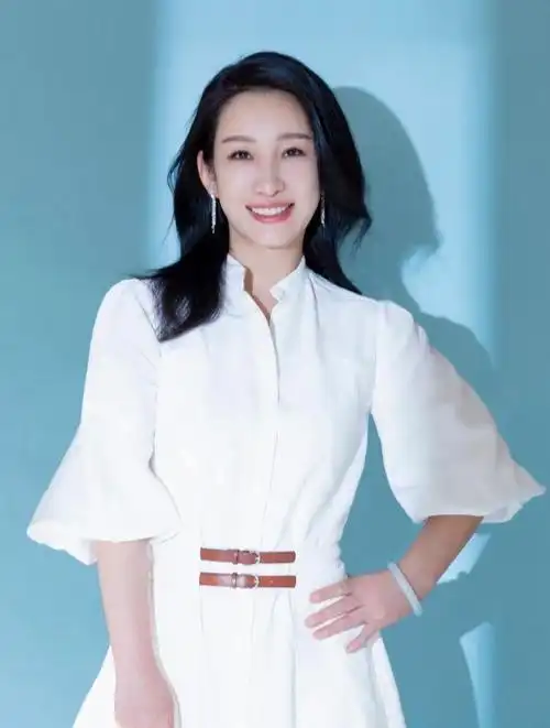 44岁秦海璐忘化妆出镜,看到她的素颜时,网友:难怪老外被迷住3