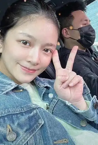 杜淳晋升为奶爸后父女首度同框低头哄女儿显慈爱王灿产后状态曝光