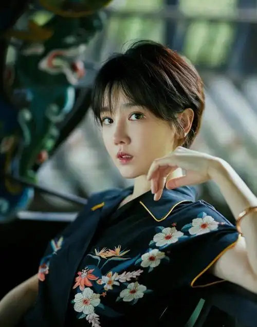 陈小纭剪短发后好漂亮微卷造型尽显优雅风范32岁状态宛如少女