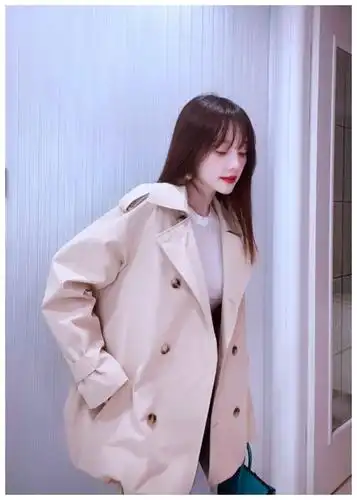 李小璐公开多张露腰美照,秀出超长肚脐,侧面看下巴有点不自然