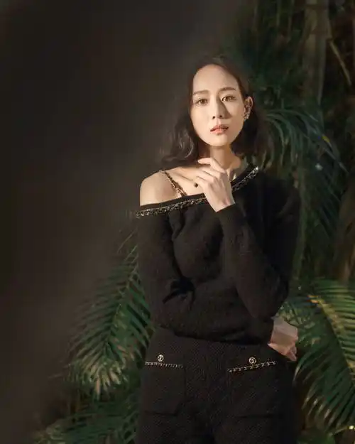 张钧甯纯黑短发造型成熟沉稳小秀香肩蛮腰韵味足