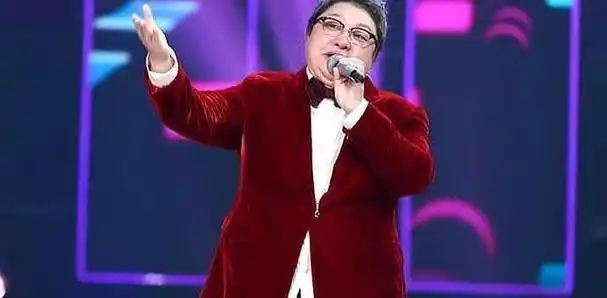 韩红美翻成功!瘦到脸脱相撑不住衣服,网友表示变太多认不出