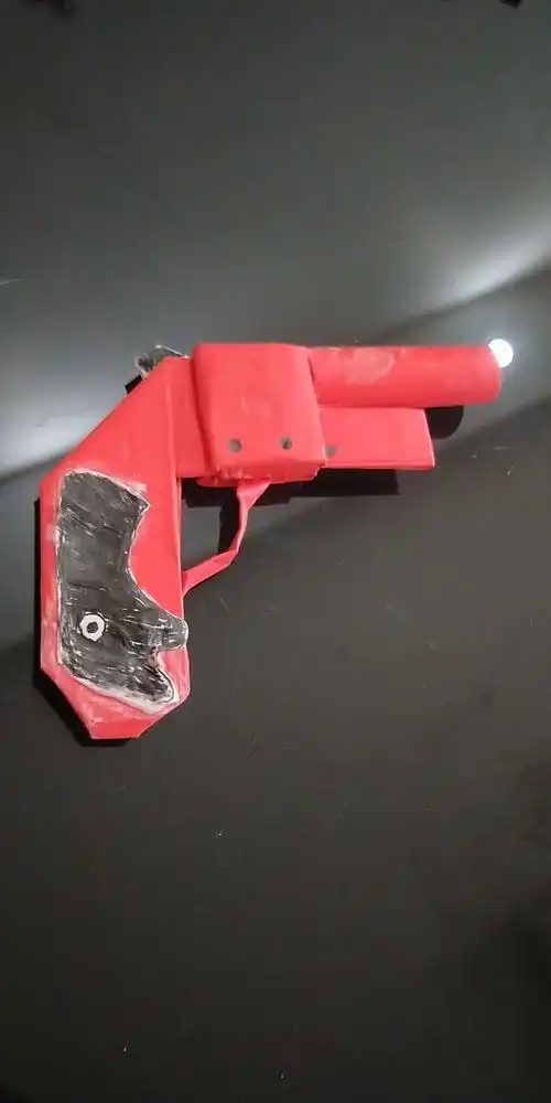 最近一款游戏特别火    吃鸡游戏,这是一款信号枪