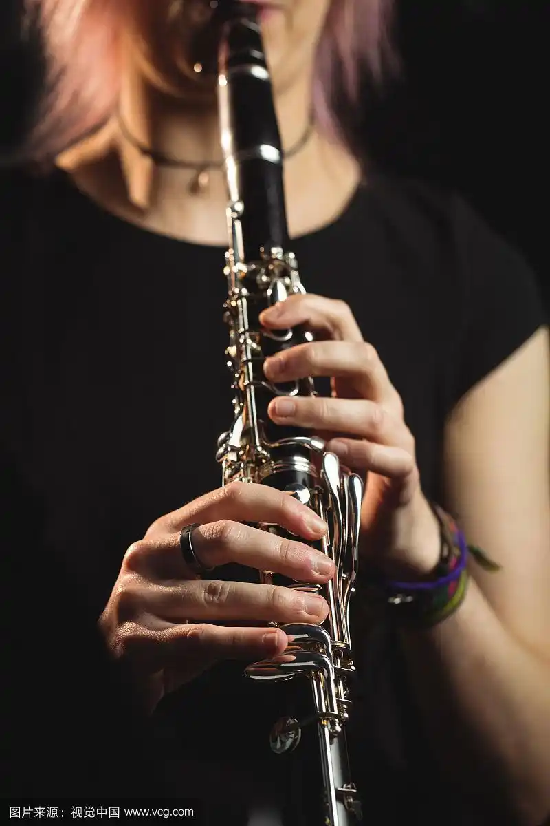 在音乐学校里吹单簧管的女人