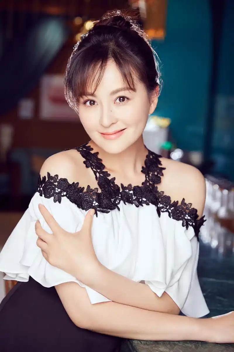 戴娇倩大玩酒吧时尚 演绎举杯换盏倩笑嫣然