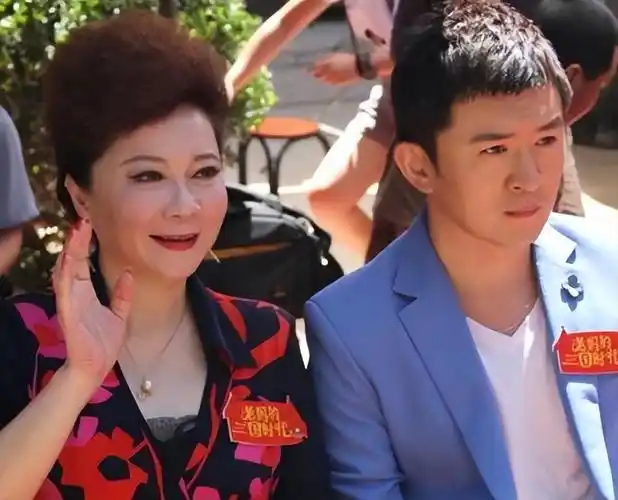 原来他就是蔡明儿子,37岁仍未婚未育,是蔡明的骄傲更是她的心病