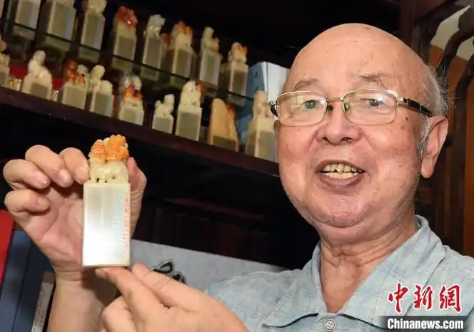 福建七旬寿山石微雕艺术家将中国古典名著载入方寸石章中