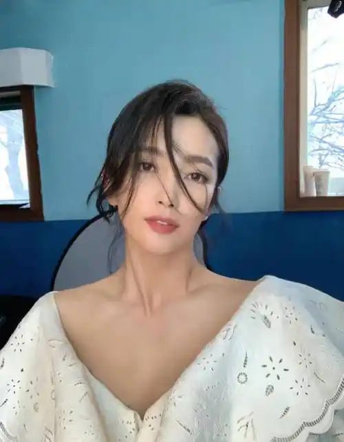 原创李冰冰全靠精修才漂亮真实的素颜脸坑洼上了年纪是老阿姨