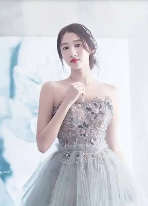 不同"叫关晓彤的婚纱,看她穿出的腿,全网都羡慕鹿晗_的设计_短裤_一身